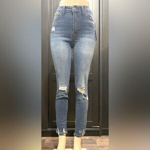 High waited women jeans. Medium dark blue wash.